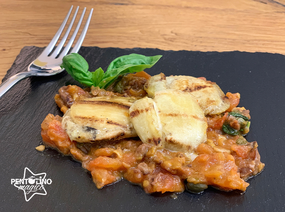 Ravioli di melanzane su salsa di pomodoro saporito